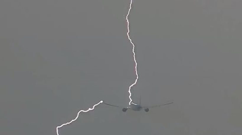 Η στιγμή που κεραυνός χτυπά Boeing 777 στον αέρα! (βίντεο)
